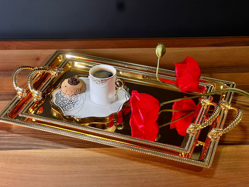 Set aus 2 goldfarbenen Serviertabletts