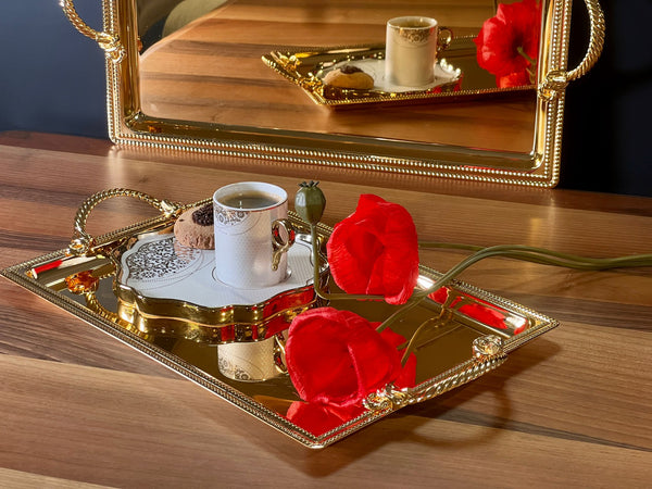 Set aus 2 goldfarbenen Serviertabletts