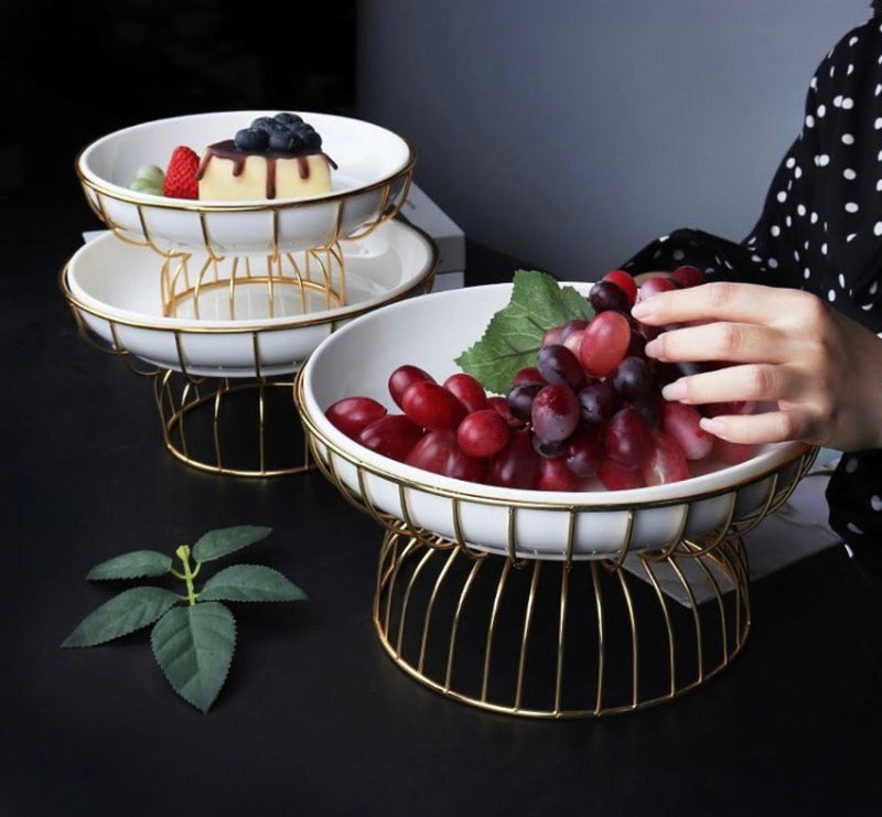 TREND HOME BOWL Servierteller aus Porzellan mit goldener Metallhalterung 23 cm
