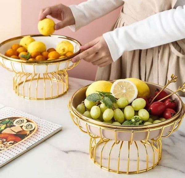 TREND HOME BOWL Servierteller aus Porzellan mit goldener Metallhalterung 23 cm
