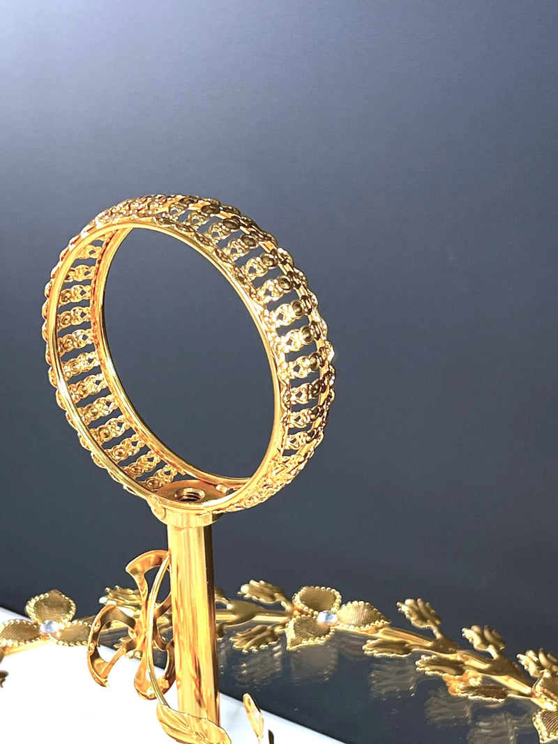 TREND HOME Kuchenständer aus Glas und goldenen Ornamenten