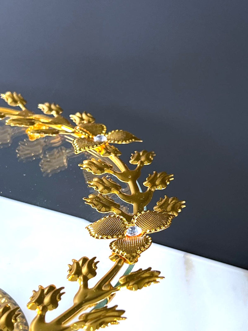 TREND HOME Kuchenständer aus Glas und goldenen Ornamenten